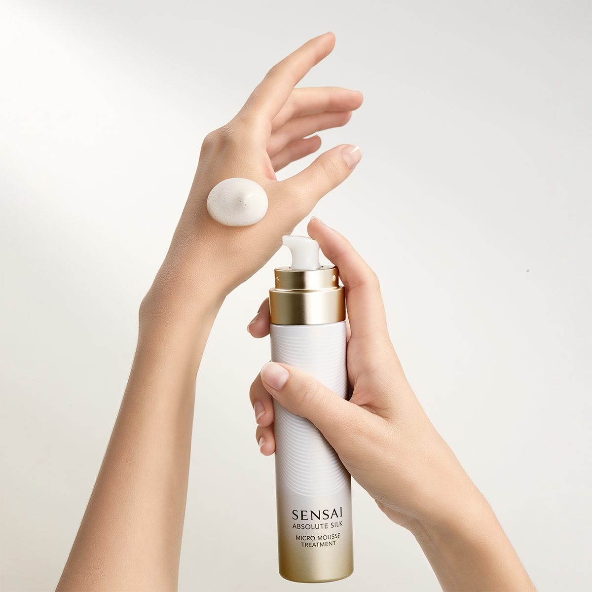 SENSAI Absolute Silk Micro Mousse Treatment 森赛丝璨澄光系列丝光溢 SENSAI Absolute Silk Micro Mousse Treatment 森赛丝璨澄光系列丝光溢