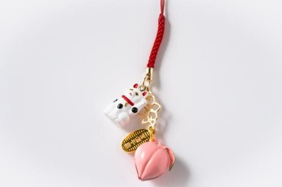 SENSOJI TEMPLE KIBIKOYA Chirimen Maneki Neko & Peach Lucky Charm
浅草寺 KIBIKOYA 招财猫 × 桃铃 挂饰